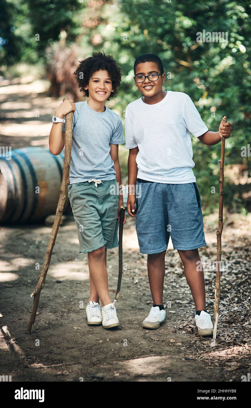 Kindheit, was für ein wildes Abenteuer. Aufnahme von zwei Jungen im Teenageralter, die im Sommerlager die Natur erkunden. Stockfoto
