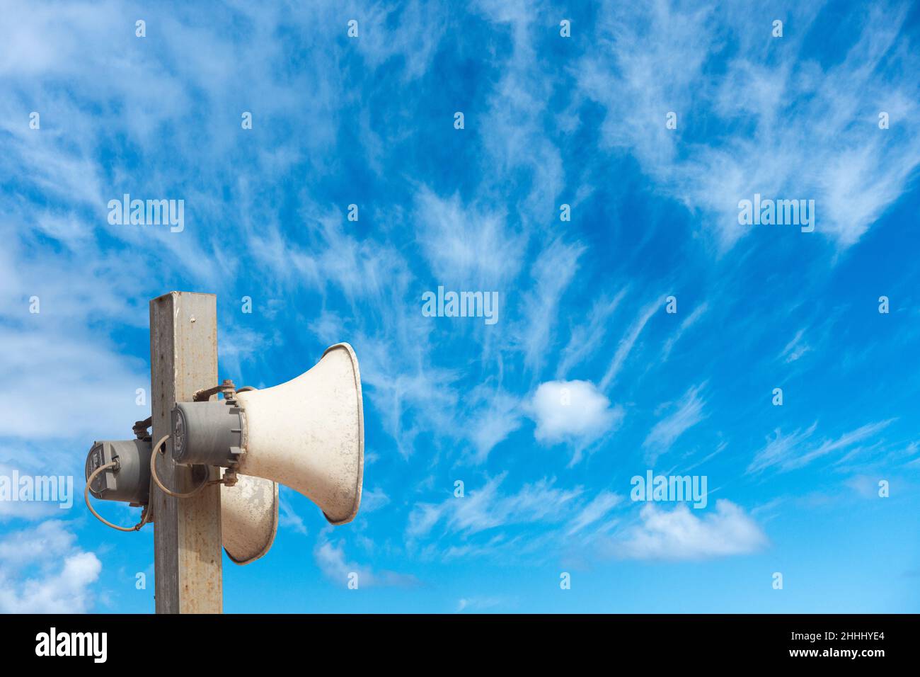 Megaphon gegen blauen Himmel mit Kopierraum. Stockfoto