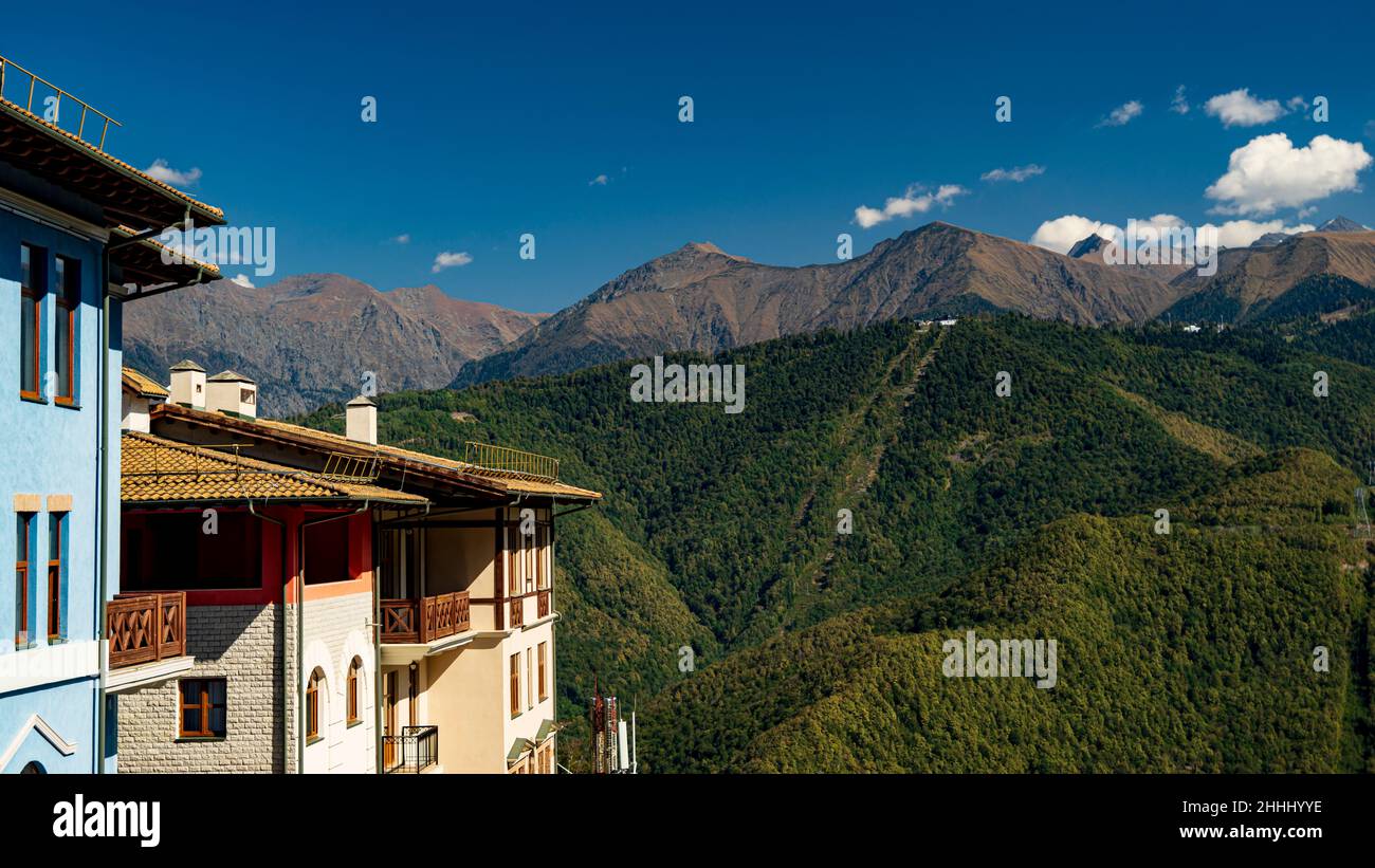 Sotschi, Krasnaja Poljana, Russland - September 2021: Panorama der Berggipfel Stockfoto