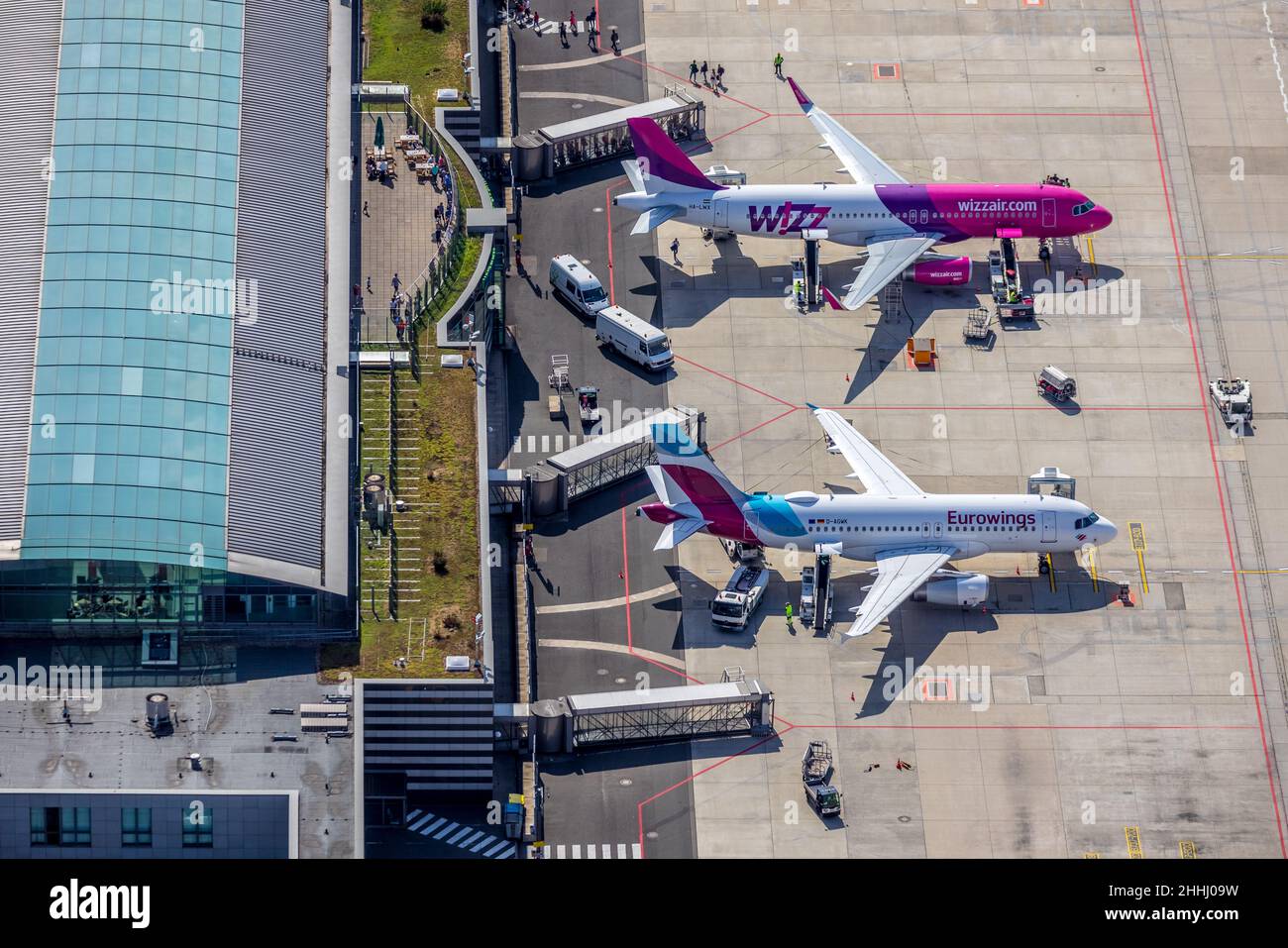Luftaufnahme, Flughafen Dortmund mit Empfangsgebäude und Terminalgebäude, Eurowings und Wizz Air Aircraft, Dortmund, Nordrhein-Westfalen, Deutsch Stockfoto