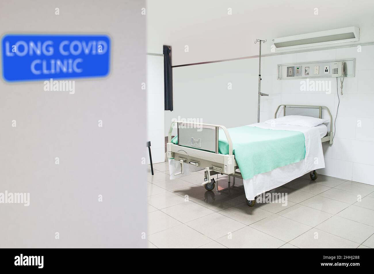 Lange Krankenstation, Behandlungsraum. Langer Covid ist ein Zustand, der durch das Vorhandensein von Symptomen (wie Müdigkeit, Husten, Kurzatmigkeit) gekennzeichnet ist Stockfoto