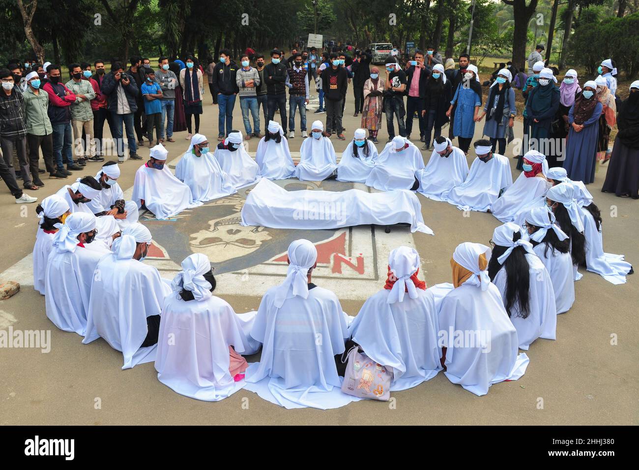 Studenten der Shahjalal University of Science and Technology nehmen an einer Demonstration Teil, bei der symbolische Leichen in Schutzhüllen den Rücktritt fordern Stockfoto