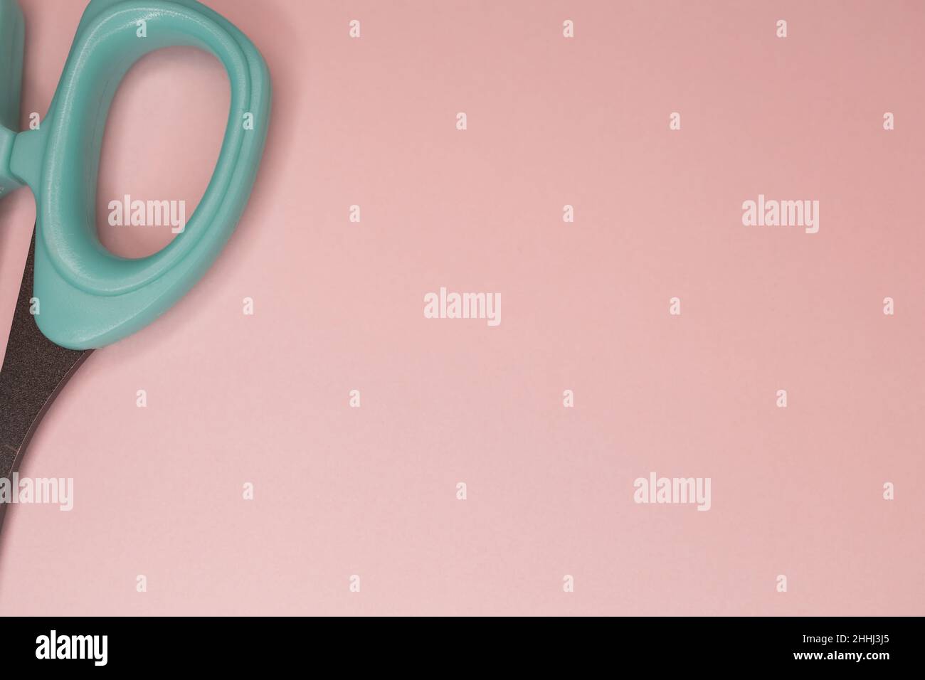 Teal Schere auf hellrosa Hintergrund Stockfoto