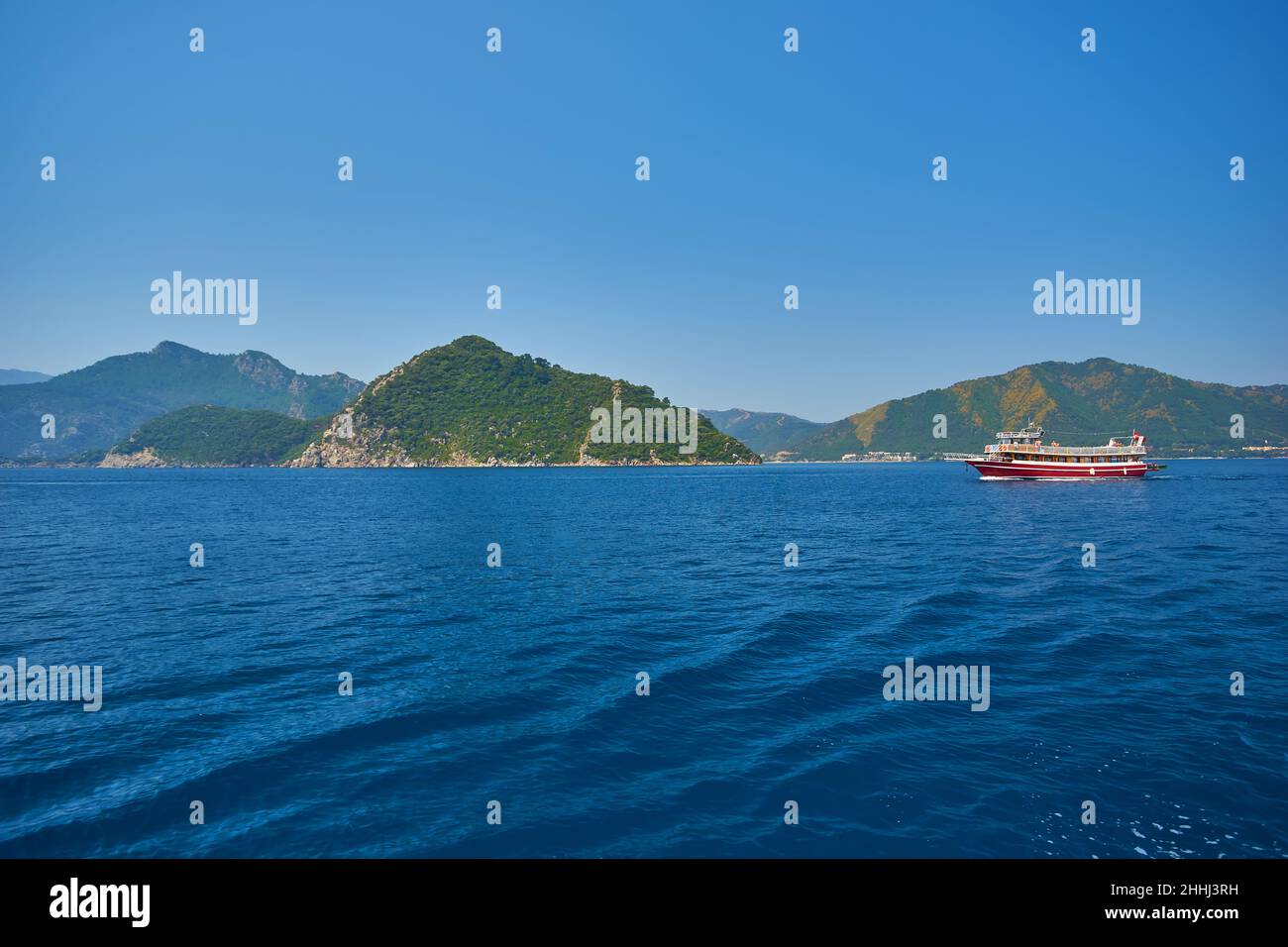 Schiff verlässt die Bucht in Marmaris, Türkei Stockfoto