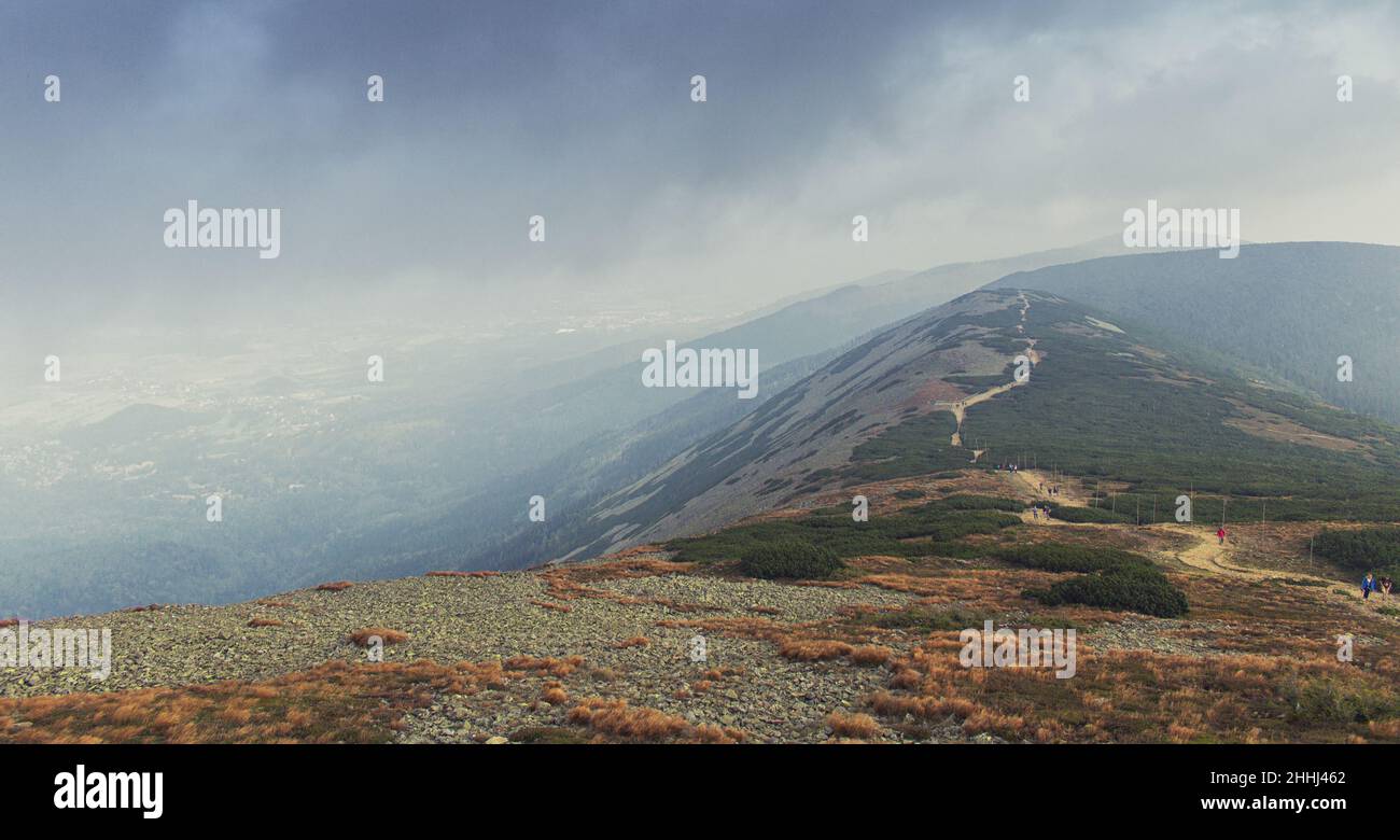 Herbstansicht vom Berg Śnieżka an der polnisch-tschechischen Grenze Stockfoto