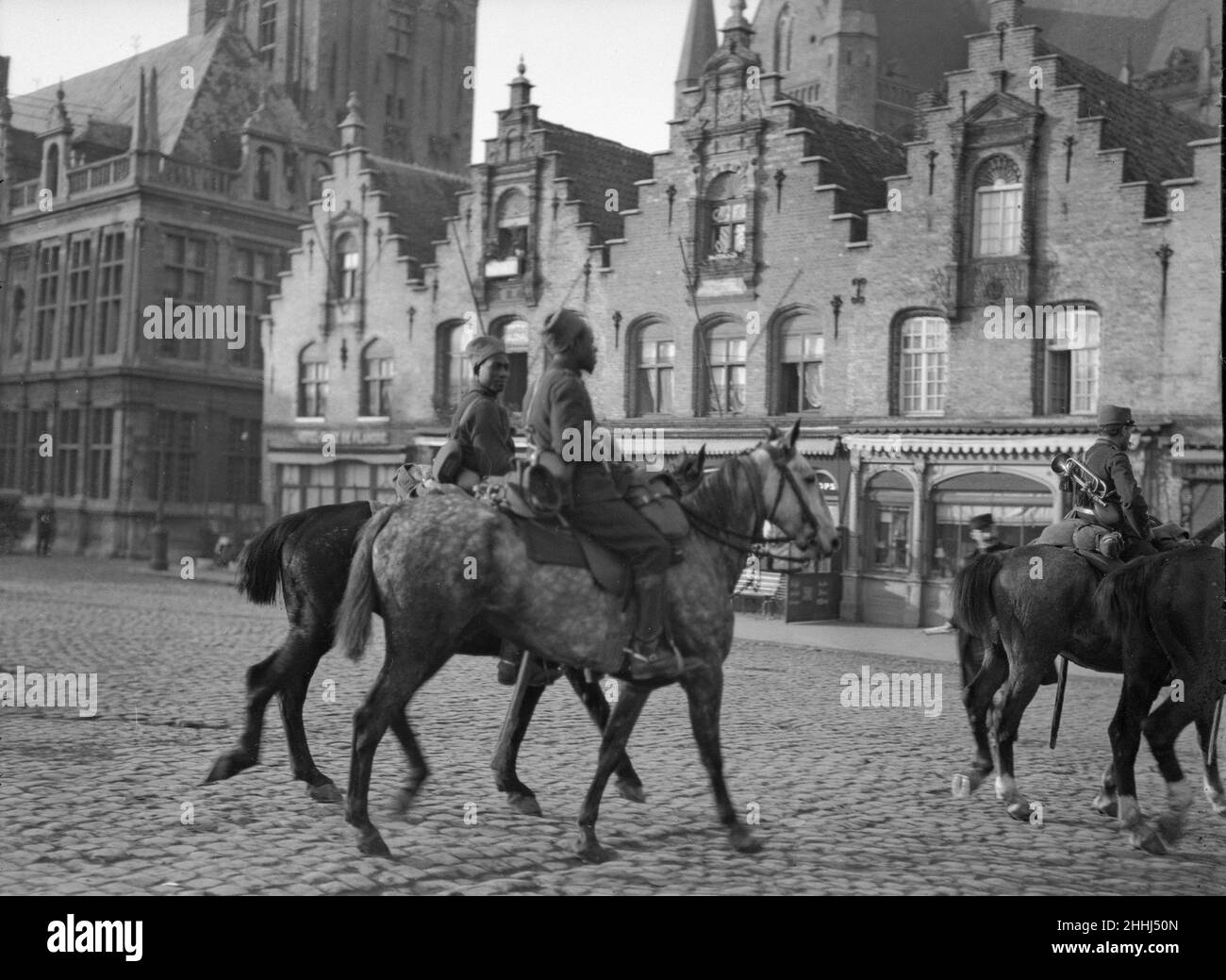 Marokkanische Soldaten auf dem Pferderücken, die hier in Furnes (Veurne) zu sehen sind und deutsche Gefangene nach Dünkirchen eskortieren. Ca. Oktober 1914 Stockfoto