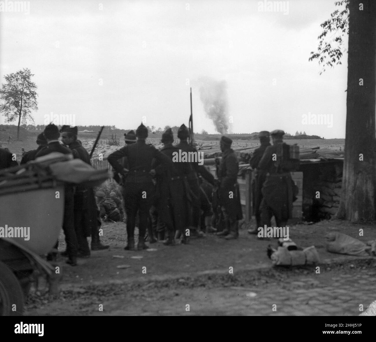 Belgische Soldaten in Vieux Wien bei Antwerpen beobachten die heranrückenden Deutschen, die ihre Vorwärtsstellungen beschuss. Ca. Oktober 1st 1914. Stockfoto