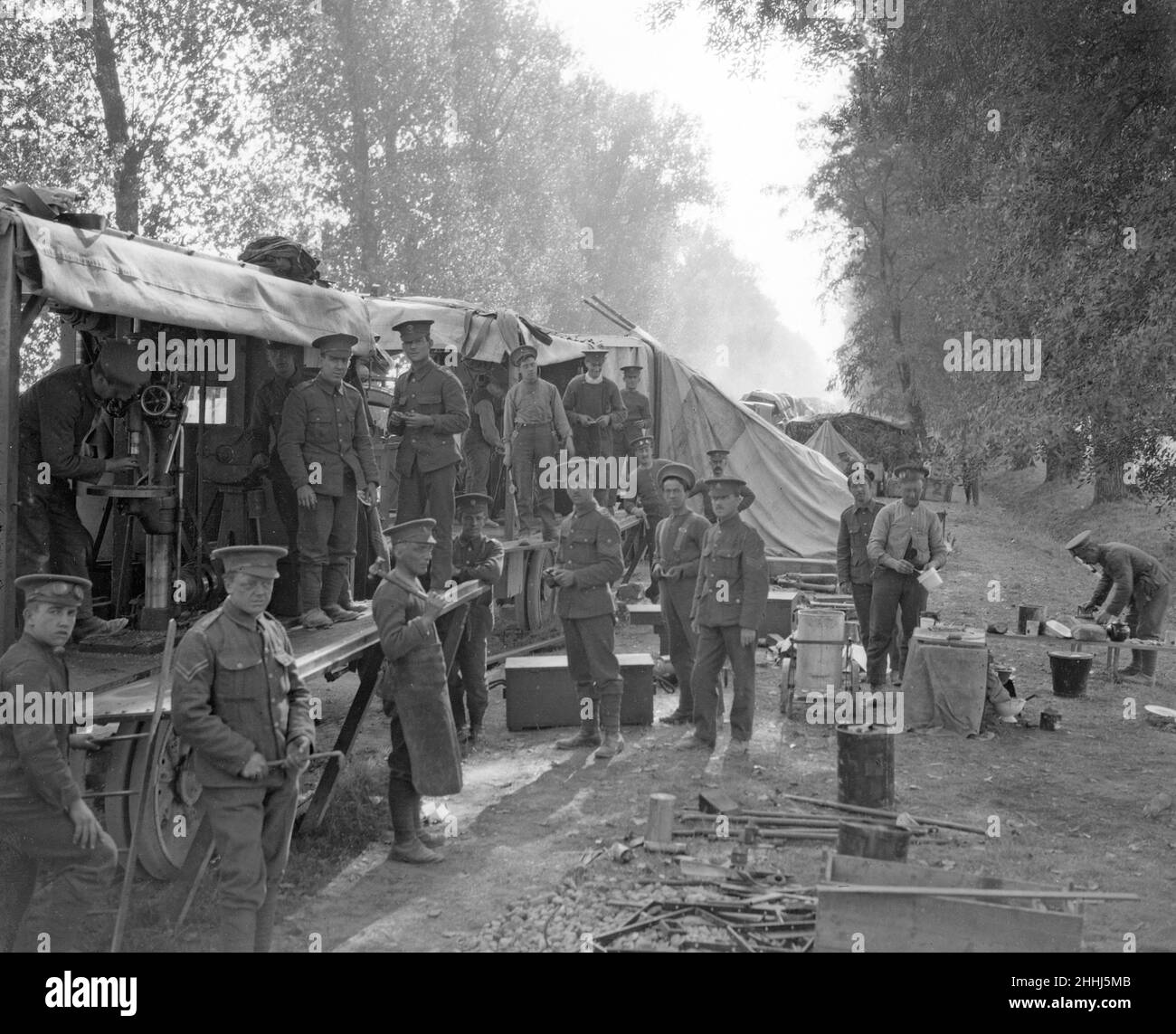 Army Service Corps Frankreich Oktober 1914 die unbesungenen Helden der britischen Armee während des Ersten Weltkriegs, der ASC, bekannt als 'Ally Sloper's Cavalry' - waren die Männer, die den Transport betrieben und die Nahrung, Ausrüstung und die Patronen zur Verfügung stellten. Im Großen Krieg wurde der überwiegende Teil dieser Tonnage, die eine riesige Armee an vielen Fronten lieferte, aus Großbritannien mit einer Reihe von Transportmethoden, darunter Horse- und Kraftfahrzeuge, geliefert. Eisenbahnen und Wasserstraßen. Die ASC hat wunderbare Logistikleistungen erbracht und war eine der großen Stärken der Organisation, durch die der Krieg geführt wurde. Unser Bild Zeigt: Unsere Stockfoto
