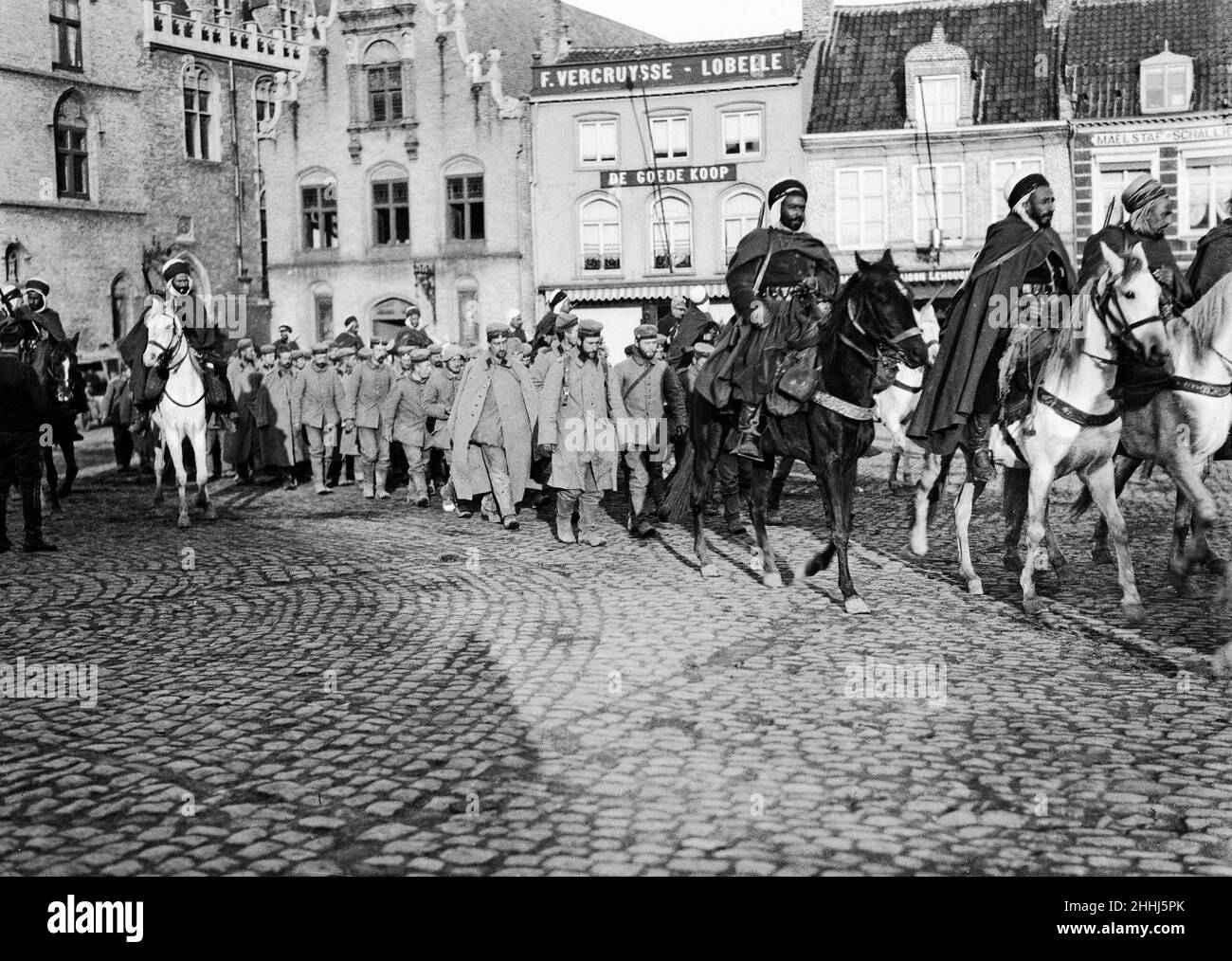 Marokkanische Soldaten auf dem Pferderücken, die hier in Furnes (Veurne) zu sehen sind und deutsche Gefangene nach Dünkirchen eskortieren. Ca. Oktober 1914 Stockfoto