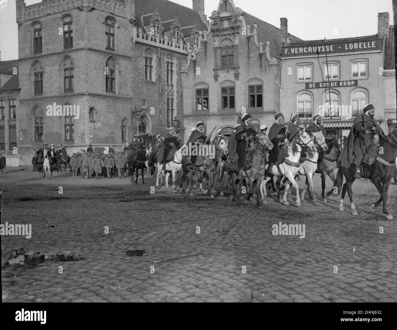 Marokkanische Soldaten auf dem Pferderücken, die hier in Furnes (Veurne) zu sehen sind und deutsche Gefangene nach Dünkirchen eskortieren. Ca. Oktober 1914 Stockfoto
