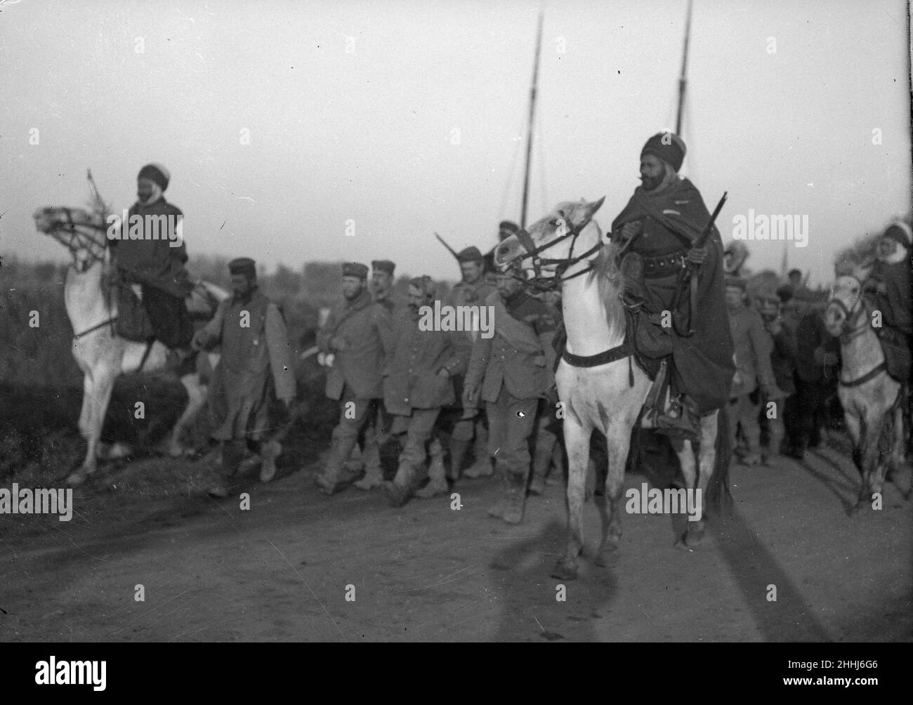 Marokkanische Soldaten zu Pferde, die hier in einer nicht benannten nordfranzösischen Stadt deutsche Gefangene nach Dünkirchen eskortieren. Ca. Oktober 1914 Stockfoto