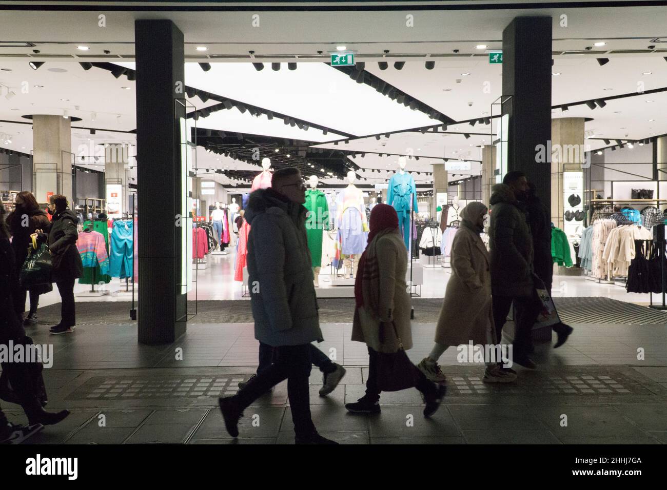 Fast fashion kette -Fotos und -Bildmaterial in hoher Auflösung – Alamy