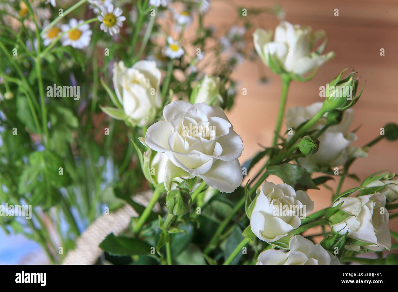 Bouquet von Spray weißen Rose auf einer Leinwand Tischdecke auf dem Tisch Stockfoto