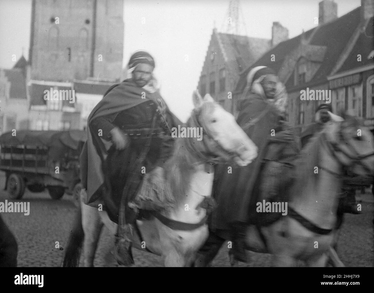 Marokkanische Soldaten auf dem Pferderücken, die hier in Furnes (Veurne) zu sehen sind und deutsche Gefangene nach Dünkirchen eskortieren. Ca. Oktober 1914 Stockfoto