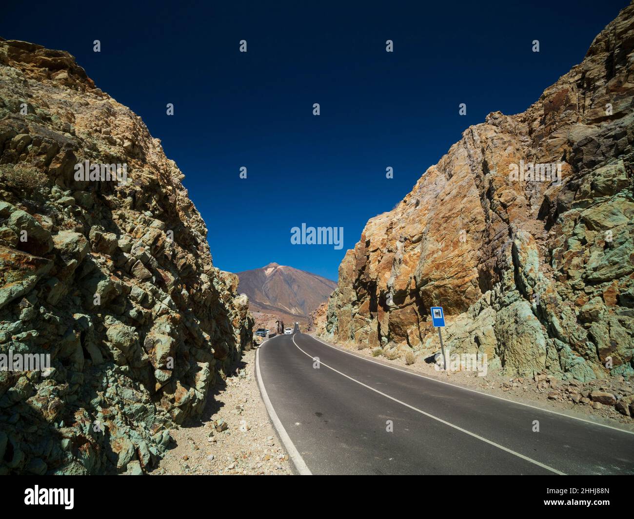 Felsen der hydrothermalen Alteration auf der TF-21 Straße in Richtung Teide und Canadas del Teide Parador. Stockfoto