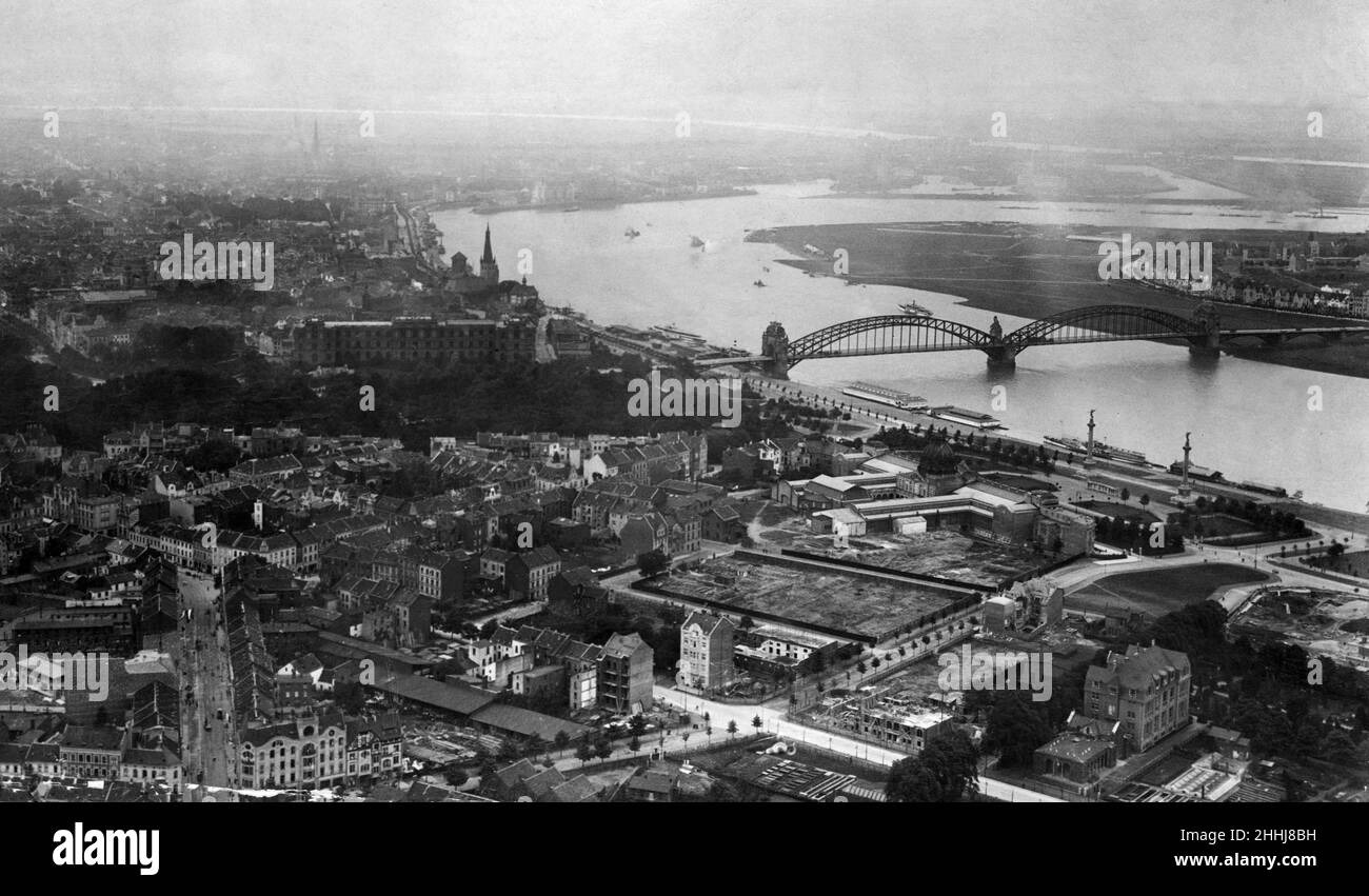 Luftaufnahme der Stadt Düsseldorf im Bundesland Nordrhein-Westfalen in Westdeutschland.Aufnahme kurz vor Beginn des Ersten Weltkriegs mit der Oberkasseler Brücke über den Rhein. Stockfoto