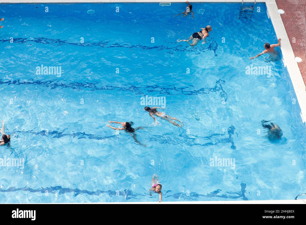 Blanes, Katalonien, Spanien. - 25. Juli 2017, Draufsicht auf das städtische Schwimmbad in einer Wohnanlage mit Menschen schwimmend. Stockfoto