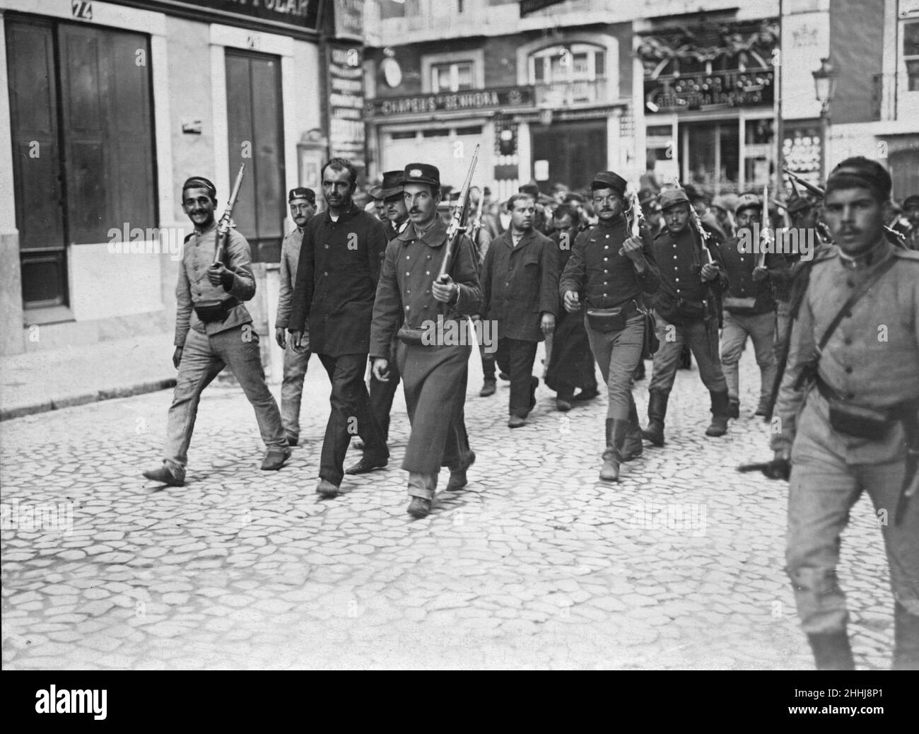 Portugal Oktober 5th Revolution 1910. Nach der Revolution verordnete die Provisorische portugiesische Regierung die Vertreibung der Gesellschaft Jesu und anderer religiöser Orden, die Schließung von Klöstern, das Verbot des Religionsunterrichts in Schulen, Die Abschaffung des religiösen Eid bei zivilen Zeremonien und eine Säkularisierung des Staates durch die Trennung von Kirche und Staat. Unser Bild zeigt: Jesuitenpater und Gefangene, die auf dem Weg zum Gefängnis durch die Straßen von Lissabon eskortiert werden. 10th. Oktober 1910 Stockfoto