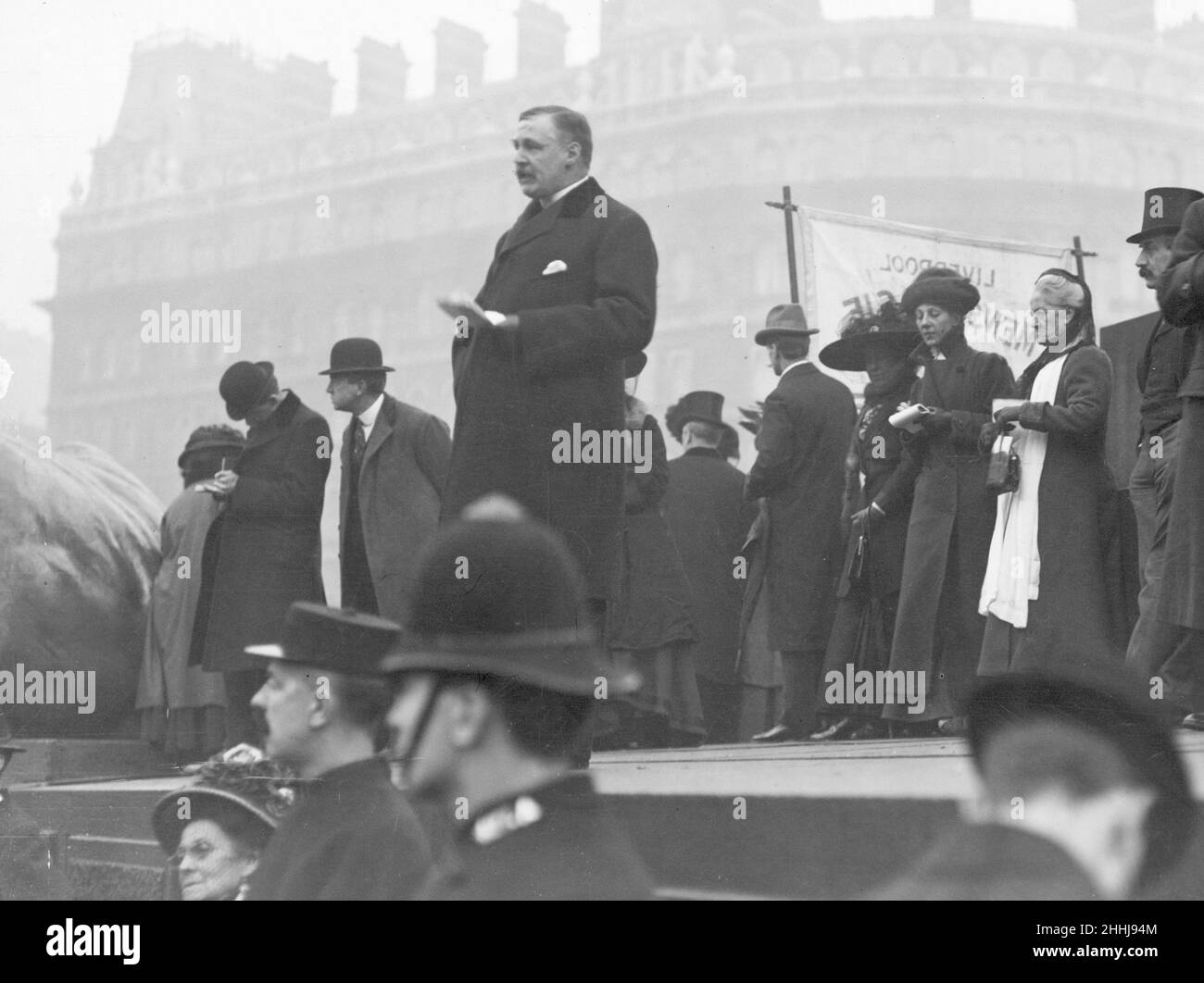 Sir William Chance Ansprache an die Anhänger der Suffragettes-Bewegung auf dem Trafalgar Square. November 1910 Stockfoto