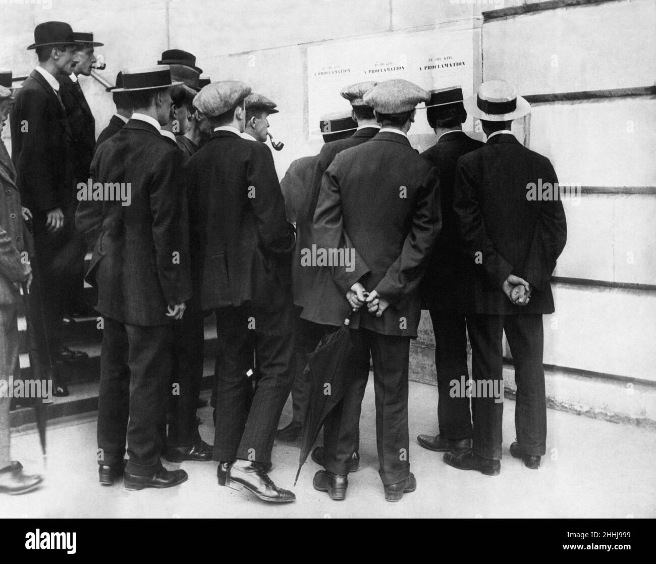 Männer lesen die Mobilisiererklärung zur Kriegserklärung 4th. August 1914 Stockfoto
