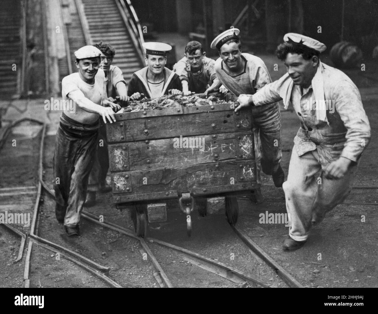 Die Matrosen der Royal Navy ziehen einen Kohlekraftwagen, während sie während des Bergarbeiterstreiks an den Gruben aushelfen. 23rd. Juli 1919. Stockfoto