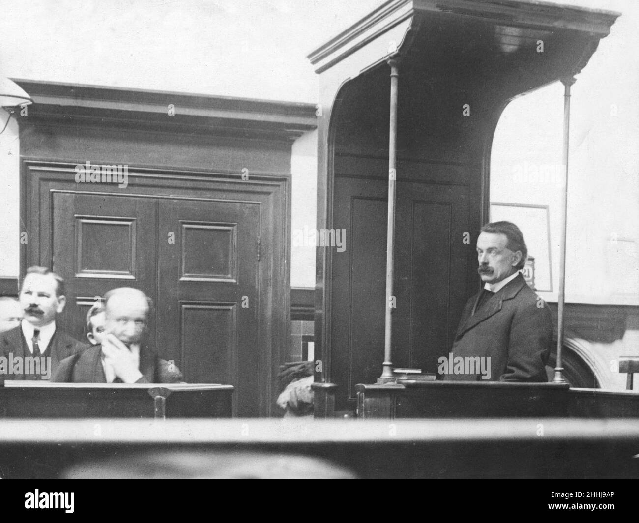 David Lloyd George, Schatzkanzler, hier in der Zeugenbox in der Bow Street gesehen, unter Kreuzverhandlung von Frau Christabel Pankhurst während des Prozesses gegen Frau Pankhurst, Frau Drummond und Frau Pankhurst. Alle drei werden beschuldigt, einen Aufruhr zu stiften. 22nd. Oktober 1908 Stockfoto