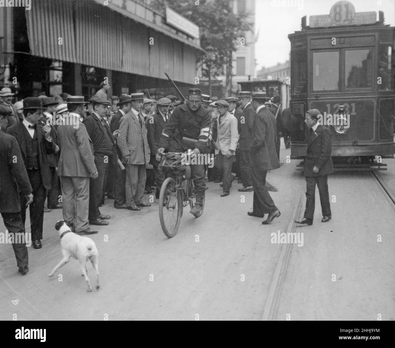 Ein Karabiner-Radfahrer hat hier seinen Weg durch die Straßen von Brüssel gesehen. Circa August 10th 1914 Stockfoto