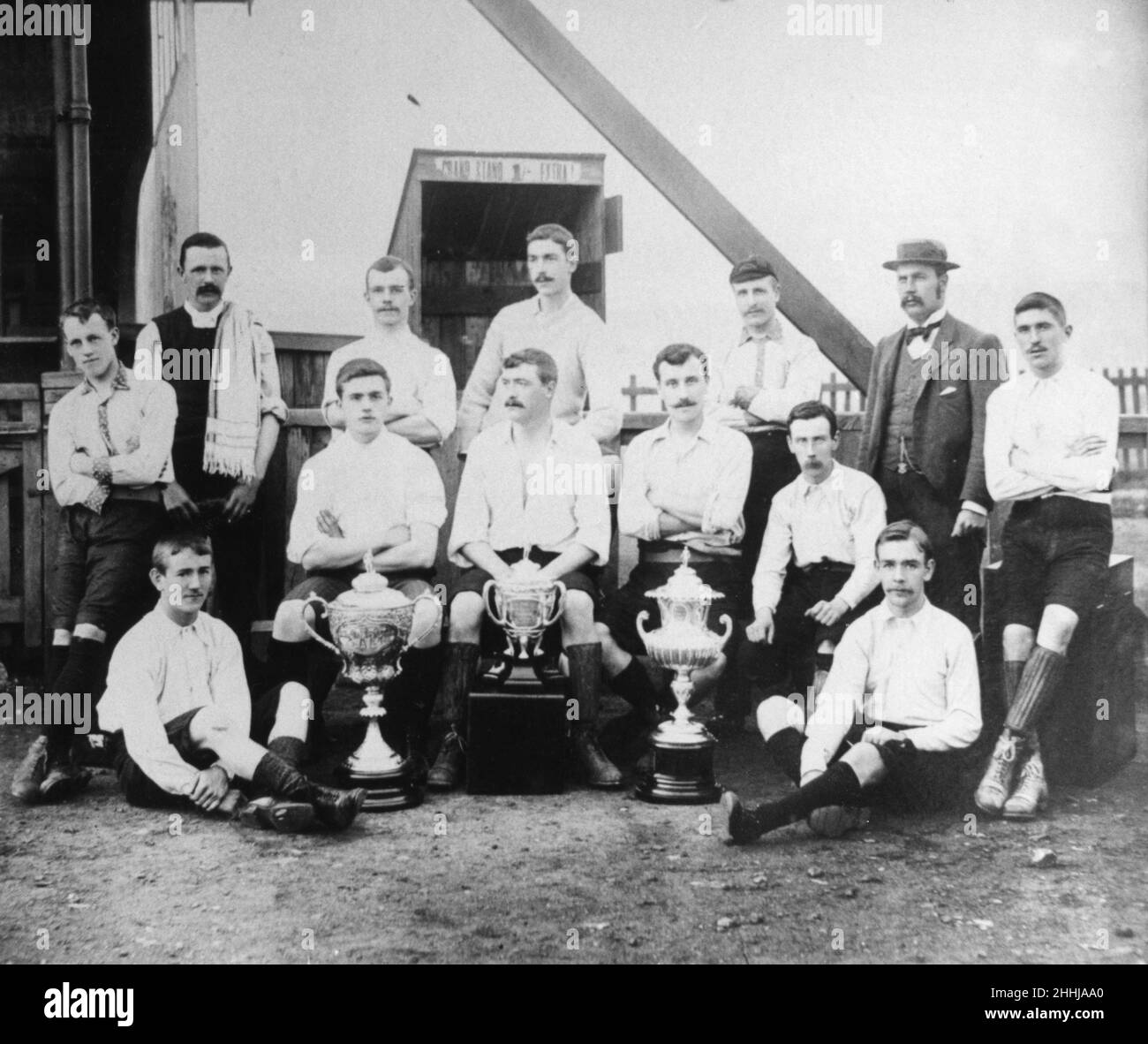 Middlesbrough Team 1894 - 95 Hier mit dem FA Amateur Cup, der Northern League Titeltrophäe und dem North Riding Senior Cup. Ca. Mai 1895 Stockfoto