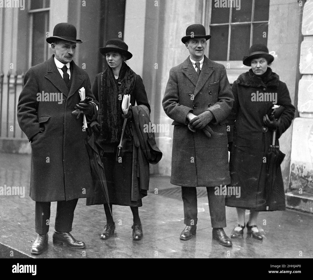 Mordfall Crowborough Farm Prozess gegen den Angeklagten John Norman Holmes Thorne in Lewes, East Sussex Cameron, Vater des Opfers Elsie Cameron, trifft am 1925. März mit Matture und Blumfield vor Gericht ein Stockfoto