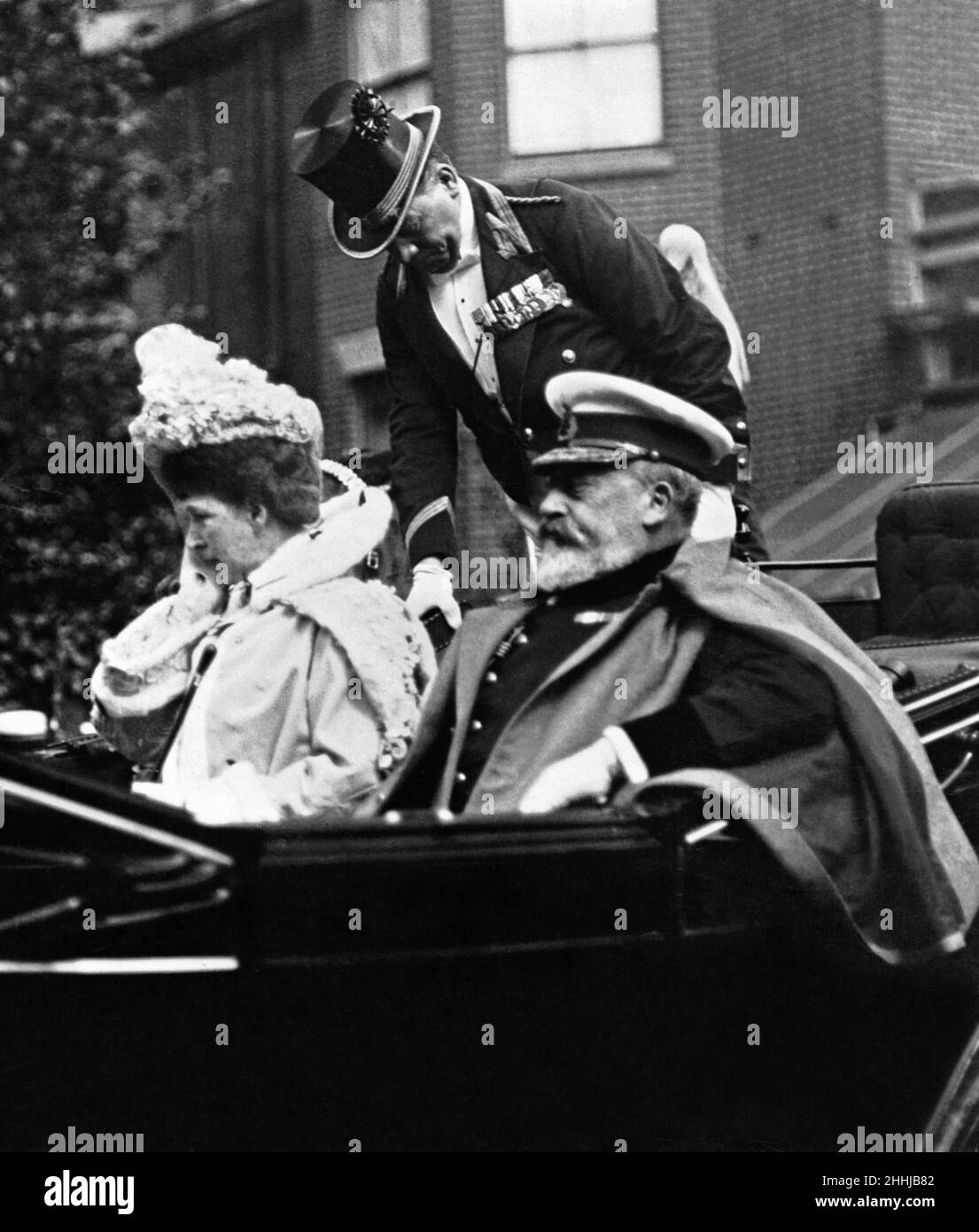 Seine Majestät König Edward VII. Und seine Frau Königin Alexandra in der königlichen Kutsche auf dem Weg nach Olympia. Ca. 1900. Stockfoto
