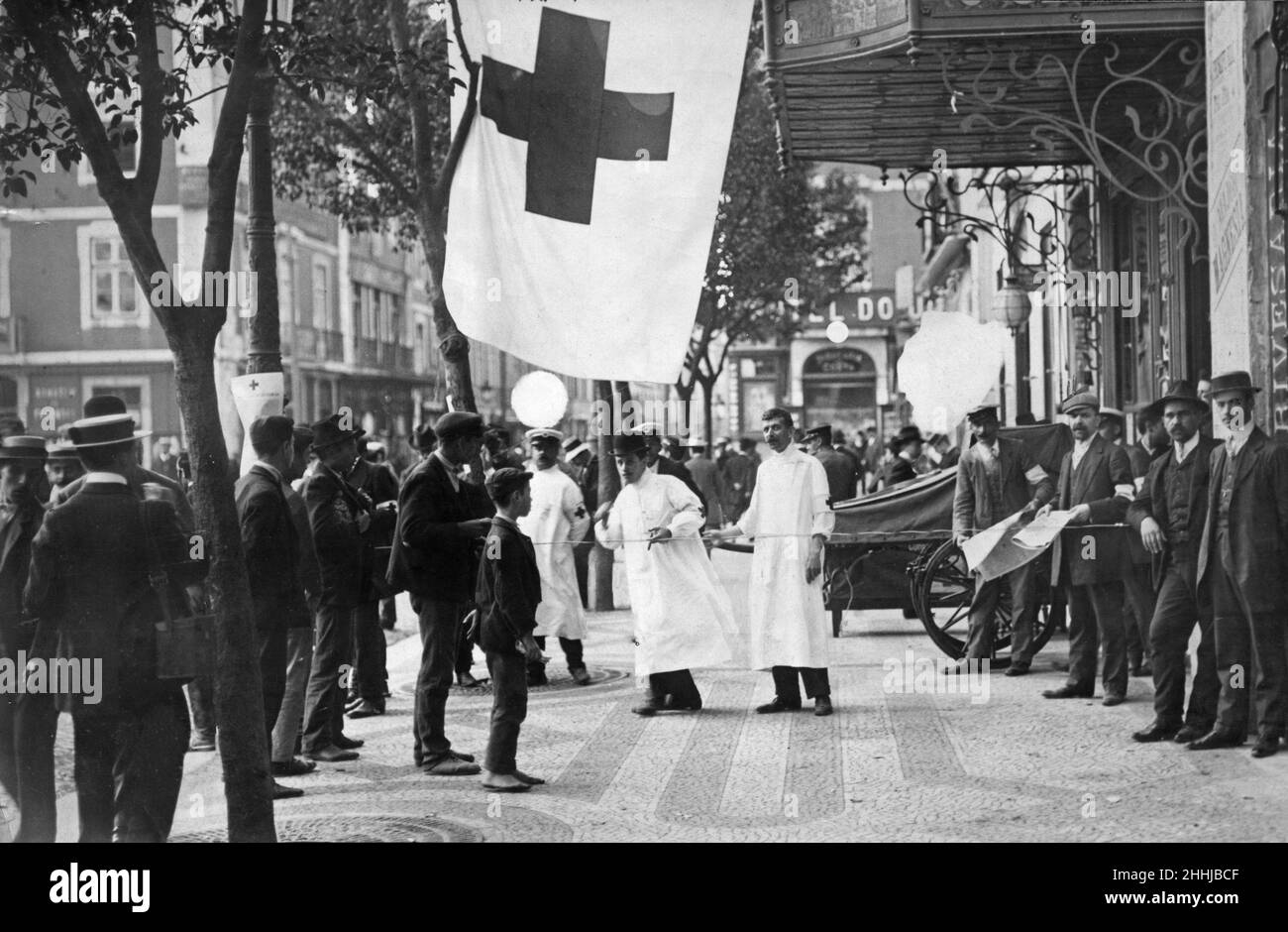 Portugal Oktober 5th Revolution 1910.die Büros der O Seculo-Zeitung in Lissabon werden zu einer provisorischen Rotkreuz-Station, da sich die Kämpfe zwischen Republikanern und Monarchisten verschärfen. 5th. Oktober 1910 Stockfoto