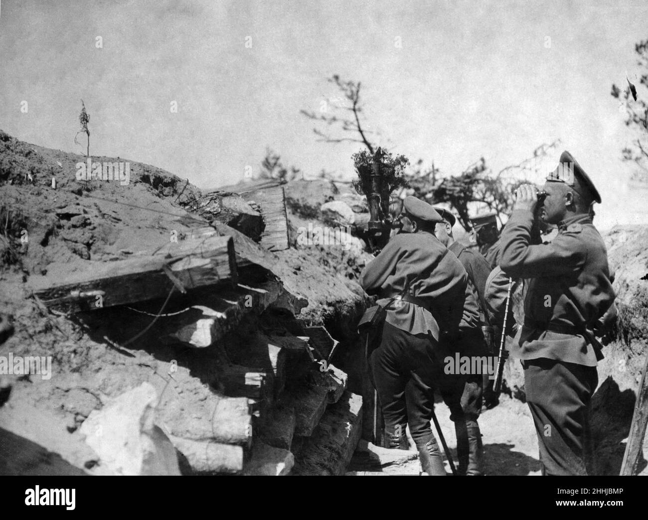Ein russischer Offizier sah die Bewegung des Feindes durch eine Feldbrille beobachten, während ein Kollege Beobachtungen durch ein Grabenperiskop an der Galizien-Front vornimmt. Circa Juni 1915 Stockfoto