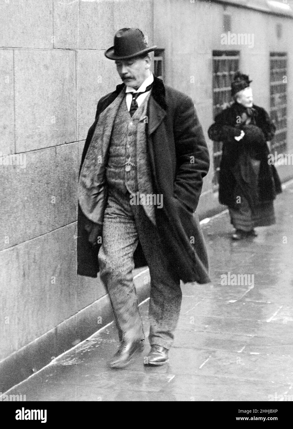 Der festhaltende Offizier Detective Sergeant Brogden kommt, um während des Prozesses im Old Bailey von Steinie Morrison Beweise zu liefern, der des Mordes an Leon Beron in Clapham Common beschuldigt wurde. 6th. März 1911. Stockfoto