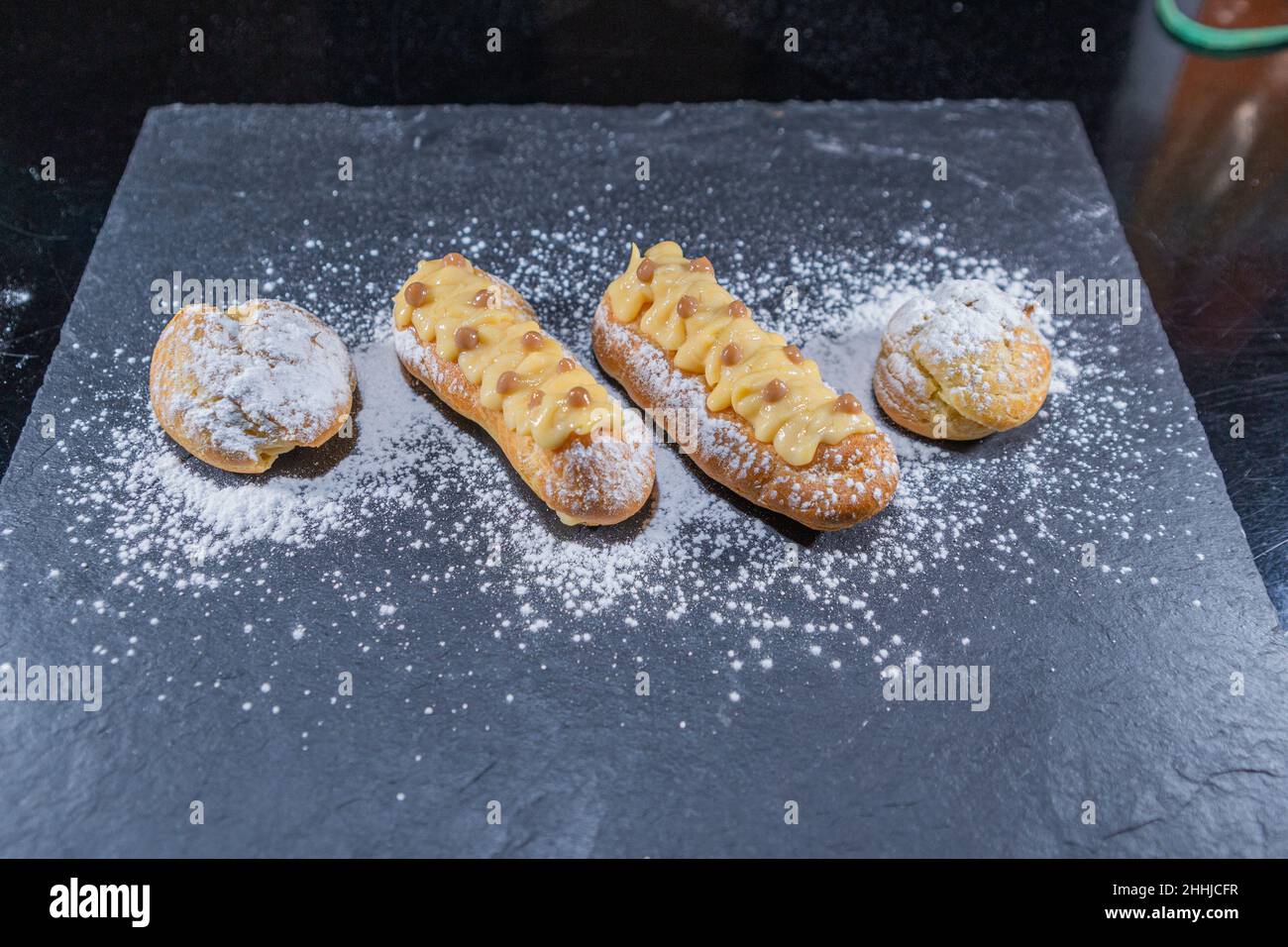 eclair french Gebäck Biskuitkuchen Stockfoto