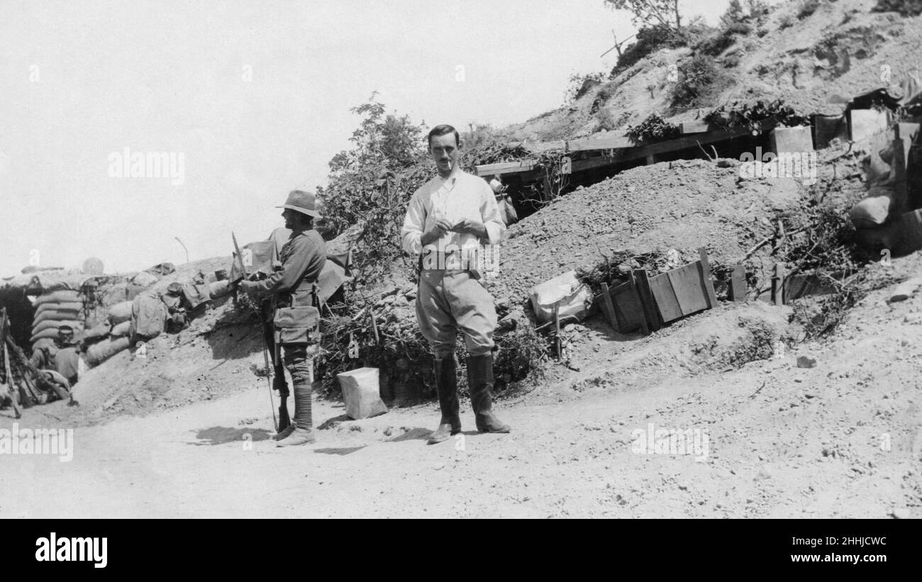 Die ANZACS in der Ruhezeit. Das australische Viertel liegt direkt hinter den Schützengräben an der Front auf der Halbinsel Gallipoli, wo die Soldaten eine ruhige Zigarette genießen können, ohne kurzfristig unter Deckung zu sein. Circa Juni 1915 Stockfoto