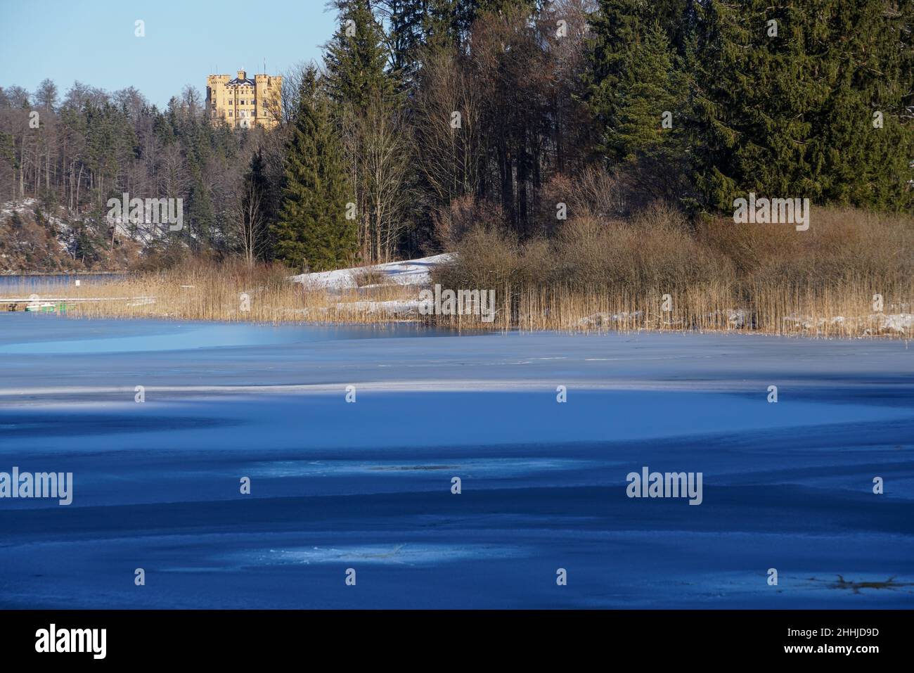 Blick im Winter vom Alpsee auf die neugotische Königsburg Hohenschwangau, die König Ludwig II. Nach seinen Vorlieben umdekoriert hatte. Stockfoto