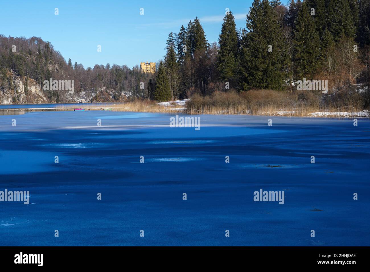 Blick im Winter vom Alpsee auf die neugotische Königsburg Hohenschwangau, die König Ludwig II. Nach seinen Vorlieben umdekoriert hatte. Stockfoto