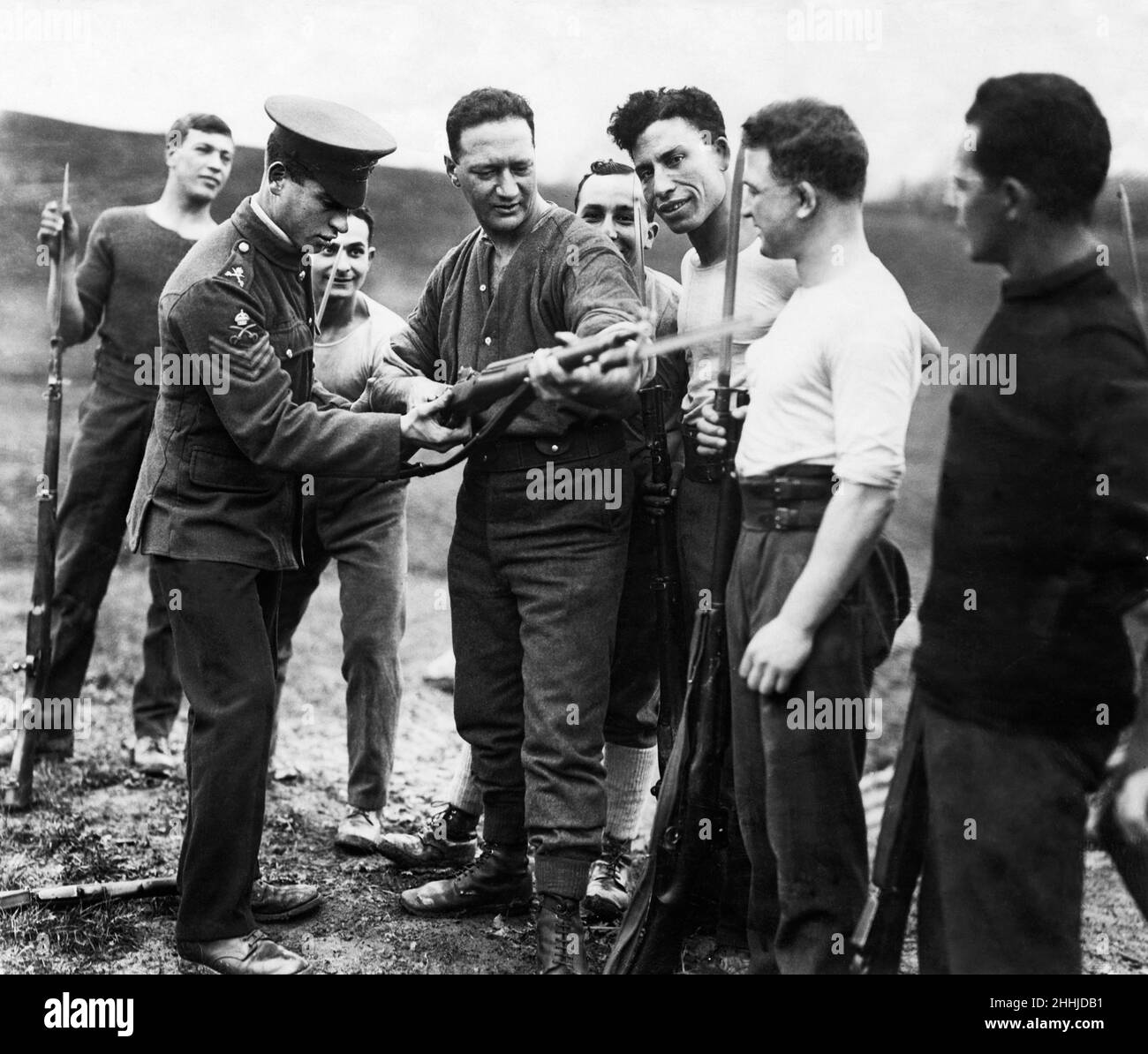 Ein Mitglied des Royal Army Physical Training Corps gibt Herrn Jacob Epstein, dem berühmten Bildhauer, eine Privatperson im jüdischen Bataillon der Royal Fusiliers Grundausbildung im Gebrauch des Bajonetts. 2nd. Dezember 1917 Stockfoto