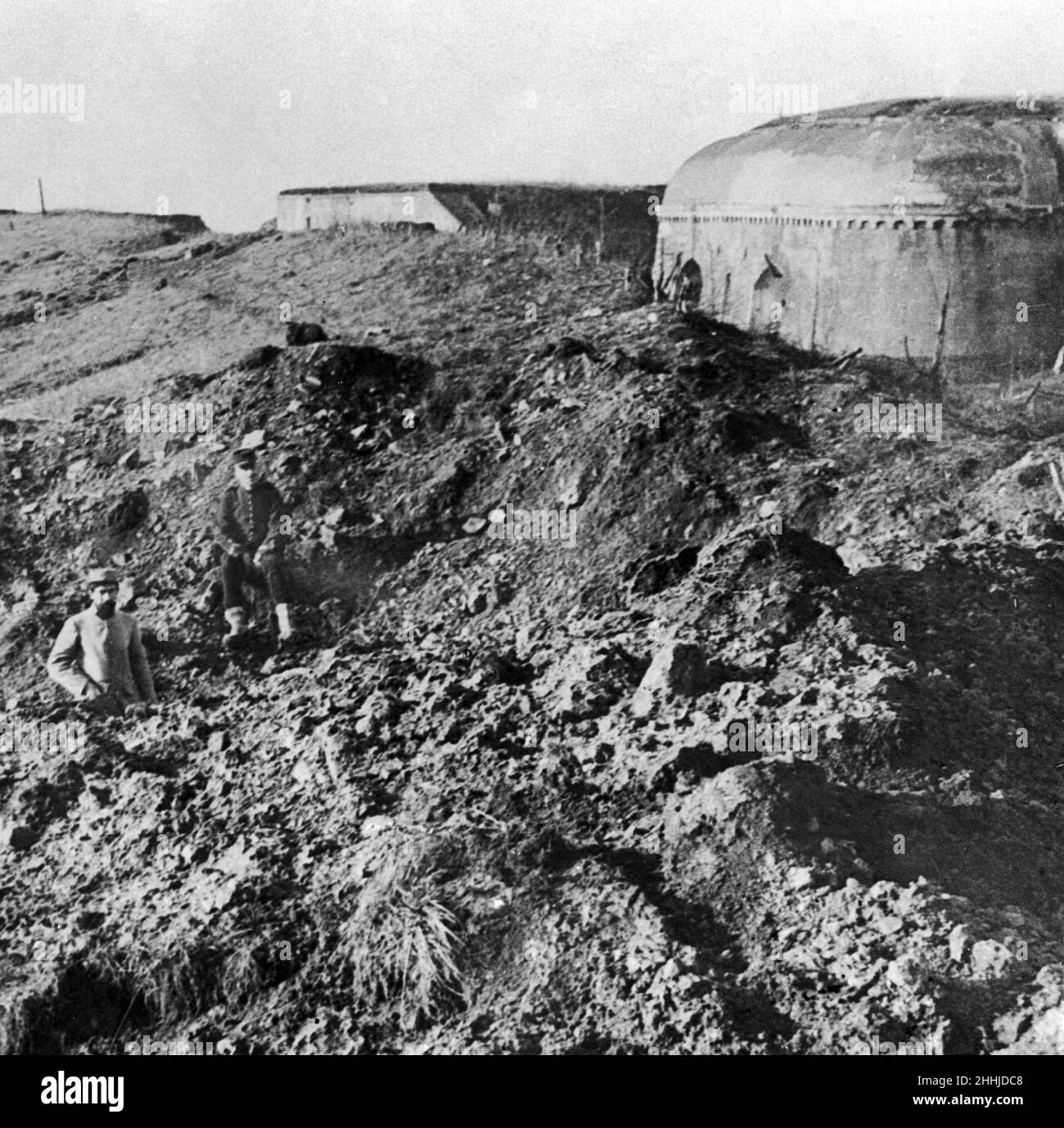 Französische Truppen stellen sich neben Fort Douaumont, nachdem sie am 23rd. Mai 1916 das Fort teilweise von den Deutschen zurückerobert hatten Stockfoto