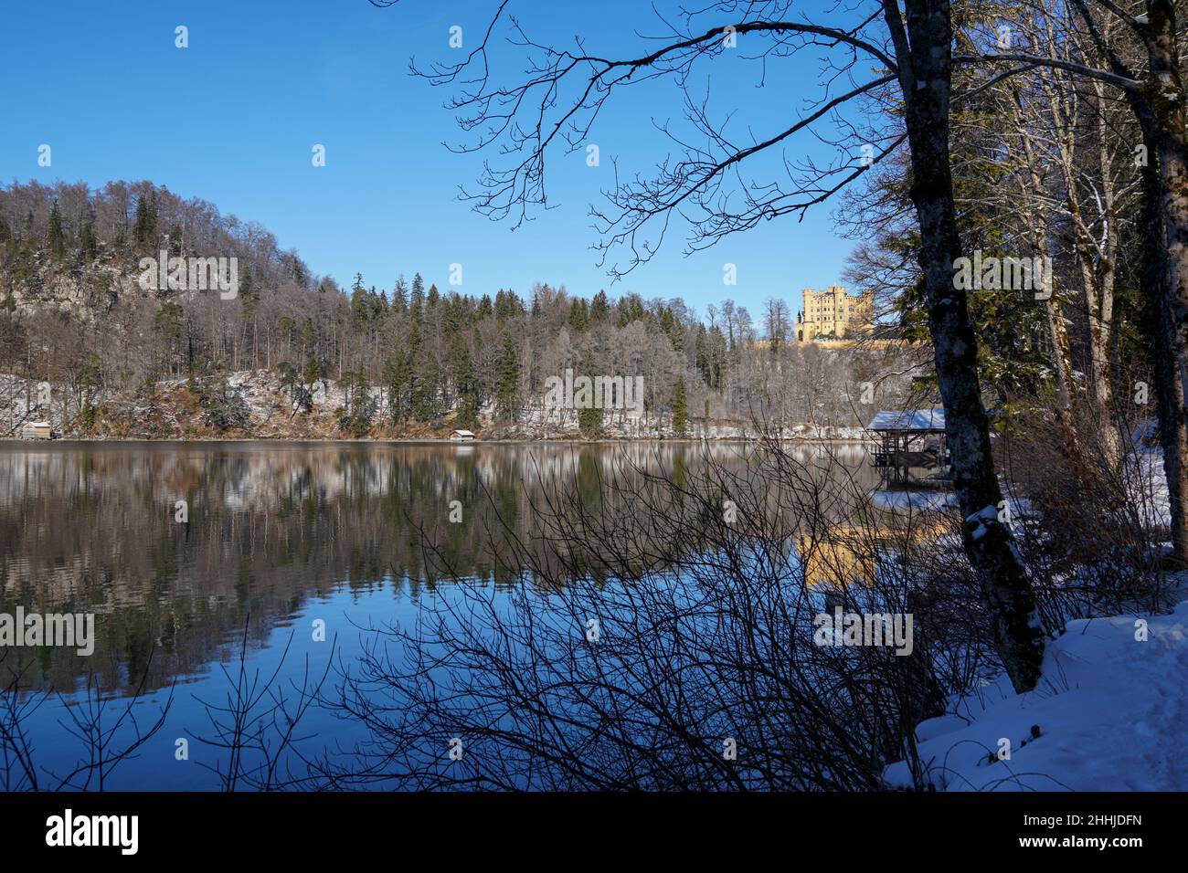 Blick im Winter vom Alpsee auf die neugotische Königsburg Hohenschwangau, die König Ludwig II. Nach seinen Vorlieben umdekoriert hatte. Stockfoto