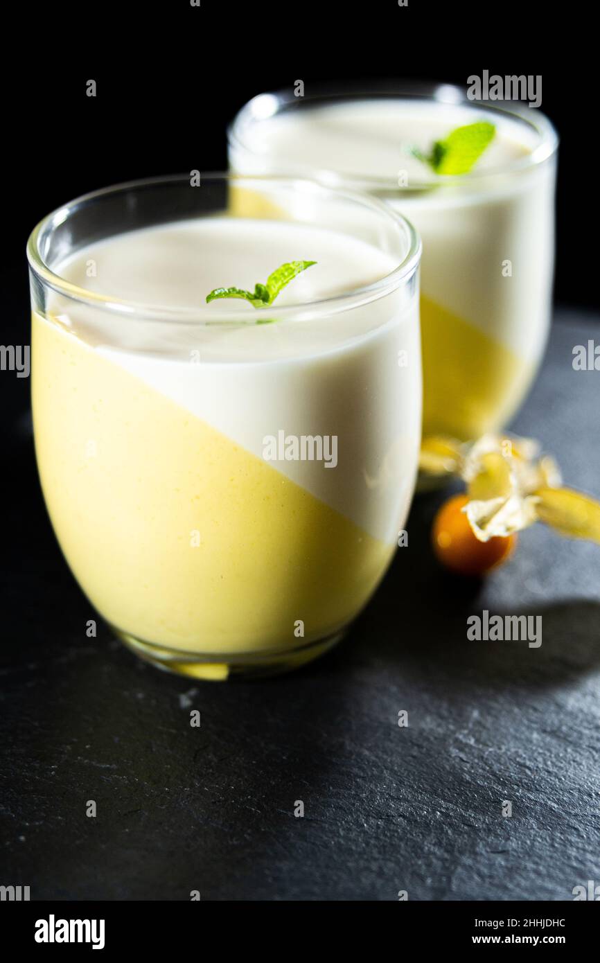 Panacotta Maus Mango Zitrone Limette Glas Holz Stockfoto