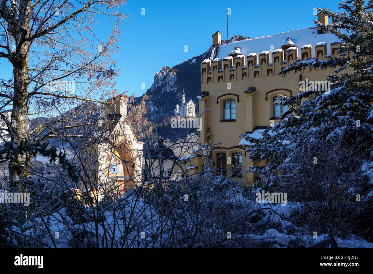 Königsschloss Hohenschwangau im Winter. Im Hintergrund Schloss Neuschwanstein. Stockfoto