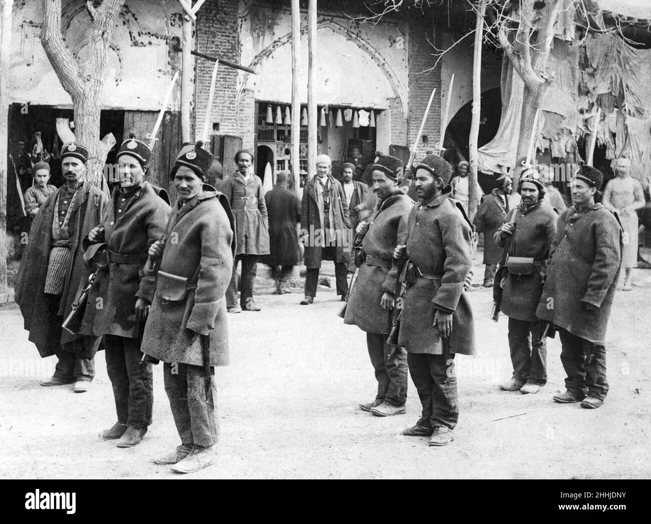 Soldaten ziehen durch die Straßen von Teheran, Iran. April 1916. Die Kämpfe an den nördlichen Grenzen zwischen russischen und türkischen Truppen haben die iranische Armee in Alarmbereitschaft gebracht. Stockfoto