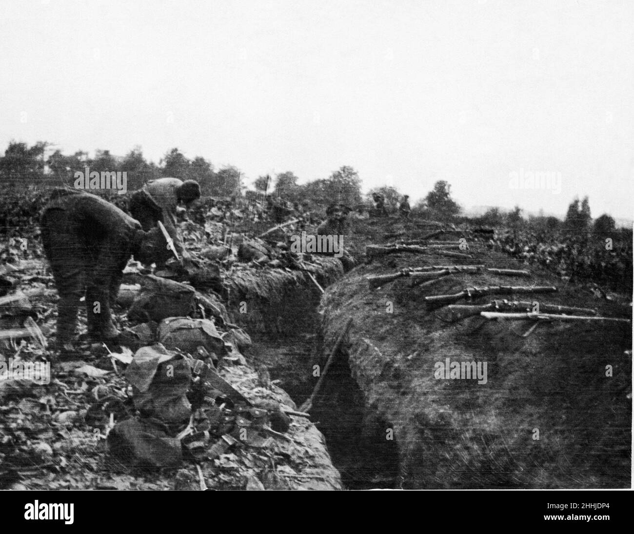 Britische Truppen nutzen die Gelegenheit eines trockenen Wetters, um ihre Kits zum Trocknen und den Graben auszulegen, um sich in einem Bereich der Front, in dem die Deutschen nicht so aktiv sind, selbst abzutropfen. 1st. Februar 1915 Stockfoto
