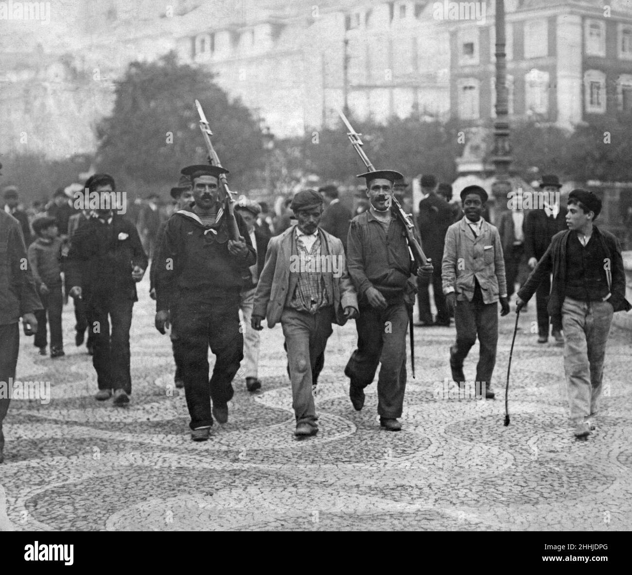 Portugal Oktober 5th Revolution 1910 zwei portugiesische Matrosen eskortieren einen royalistischen Gefangenen durch die Straßen von Lissabon nach schweren Kämpfen zwischen republikanischen und royalistischen Kräften während der Revolution. 5th. Oktober 1910 Stockfoto