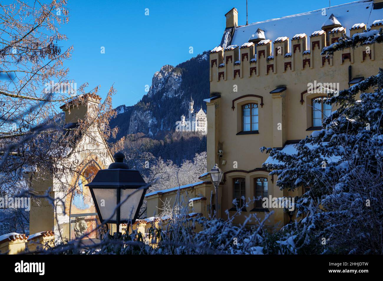 Königsschloss Hohenschwangau im Winter. Im Hintergrund Schloss Neuschwanstein. Stockfoto