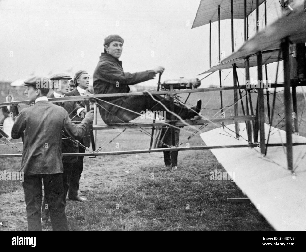 A.V Roe und sein neues Flugzeug, ein Dreidecker. 20th. August 1910. Stockfoto