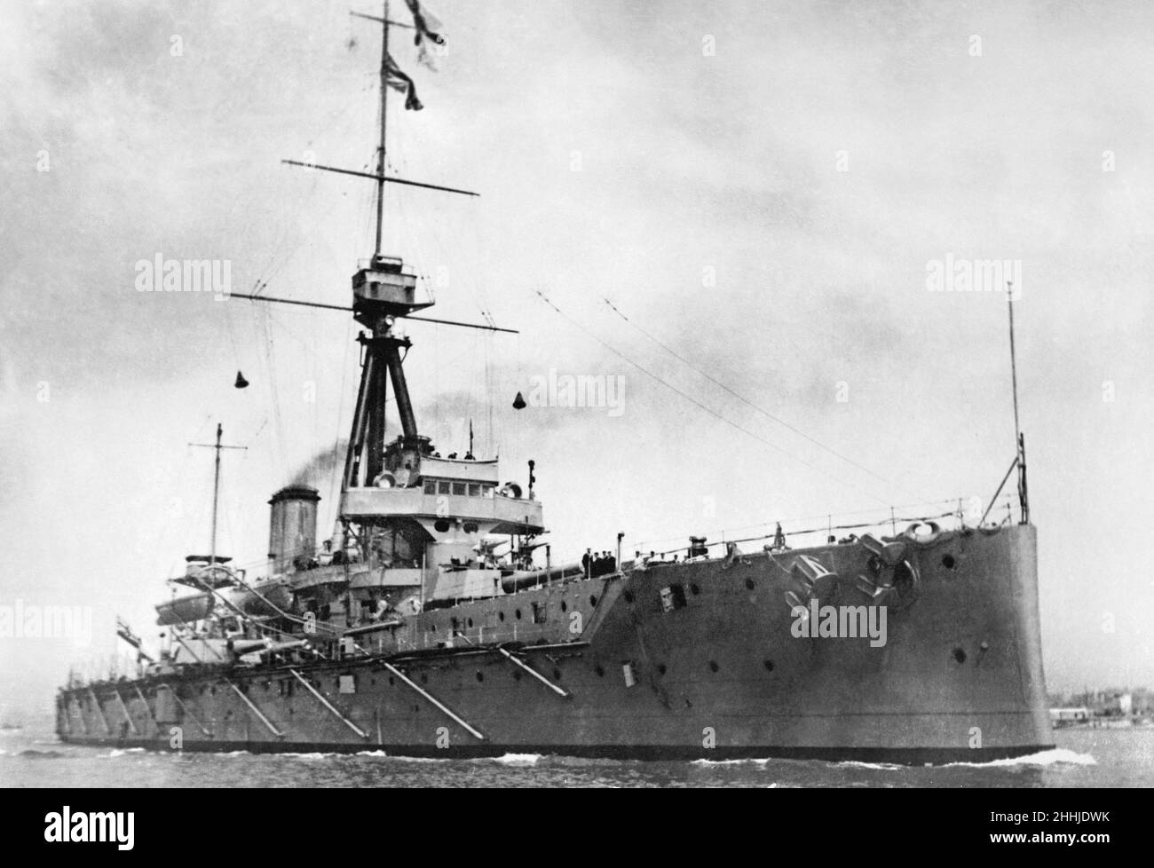 HMS Dreadnought, ein 18.110-Tonnen-Schlachtschiff, das in Portsmouth Dockyard, England, gebaut wurde, war ein Schlachtschiff der britischen Royal Navy, das die Marinemacht revolutionierte. Ihr Eintritt in den Dienst im Jahr 1906 stellte einen deutlichen Fortschritt in der Schiffstechnik dar, den ihr Name mit einer ganzen Generation von Schlachtschiffen, den sogenannten "Readnoughts", in Verbindung gebracht wurde. Während des Ersten Weltkriegs diente die HMS Dreadnought mit dem Kampfgeschwader von 4th in der Nordsee. Am 18. März 1915 rammte und sank sie auf Patrouille die U-29. Ab Mai 1916 war Dreadnought das Flaggschiff der Battle Squadron von 3rd Stockfoto