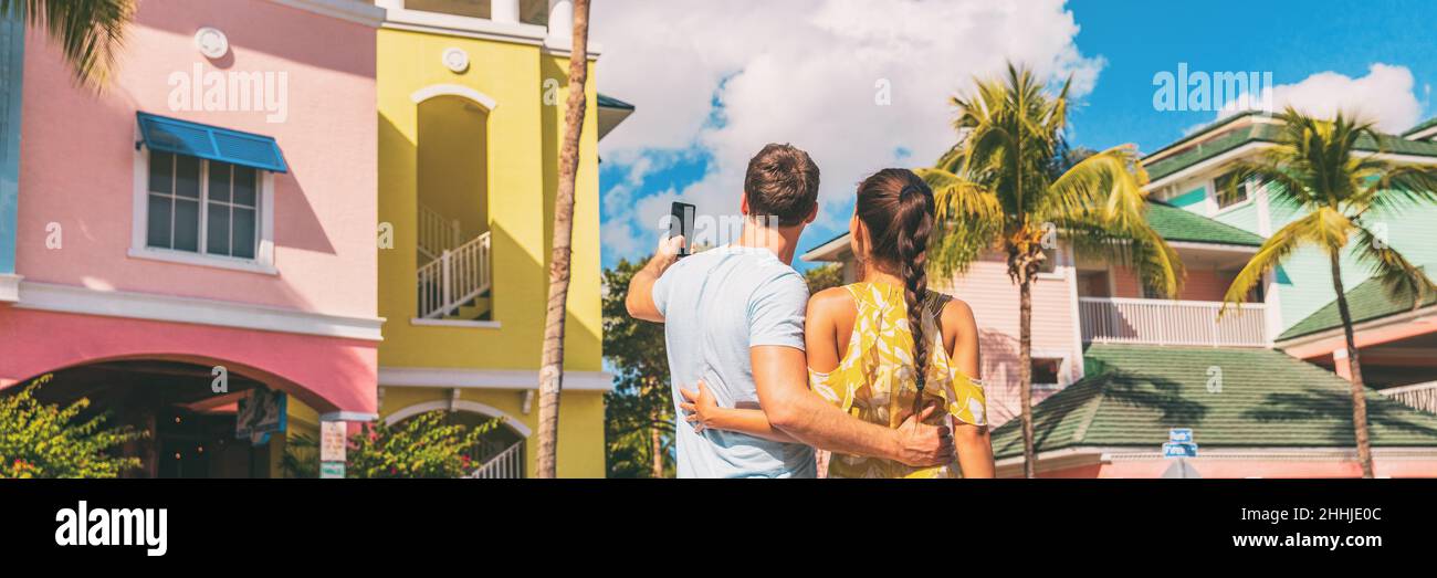 Paar im Winterurlaub machen Bilder von pastellfarbenen Strandhäusern Hütten in tropischen Urlaubsziel Fort Myers, Florida. Mann Tourist Stockfoto