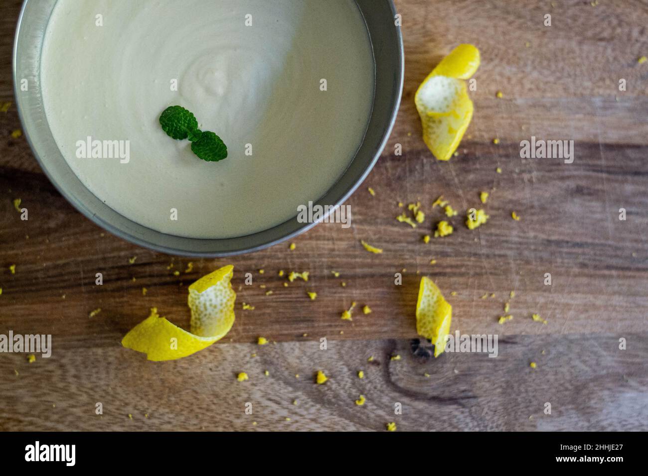 Panacotta Maus Mango Zitrone Limette Glas Holz Stockfoto